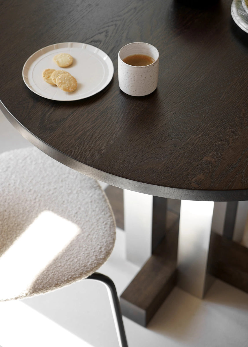 Moderner Cafeteriatisch Cruz CRZ90 aus hellem Holz und robustem Metallgestell, ideal für stilvolle Essbereiche und gesellige Runden.
