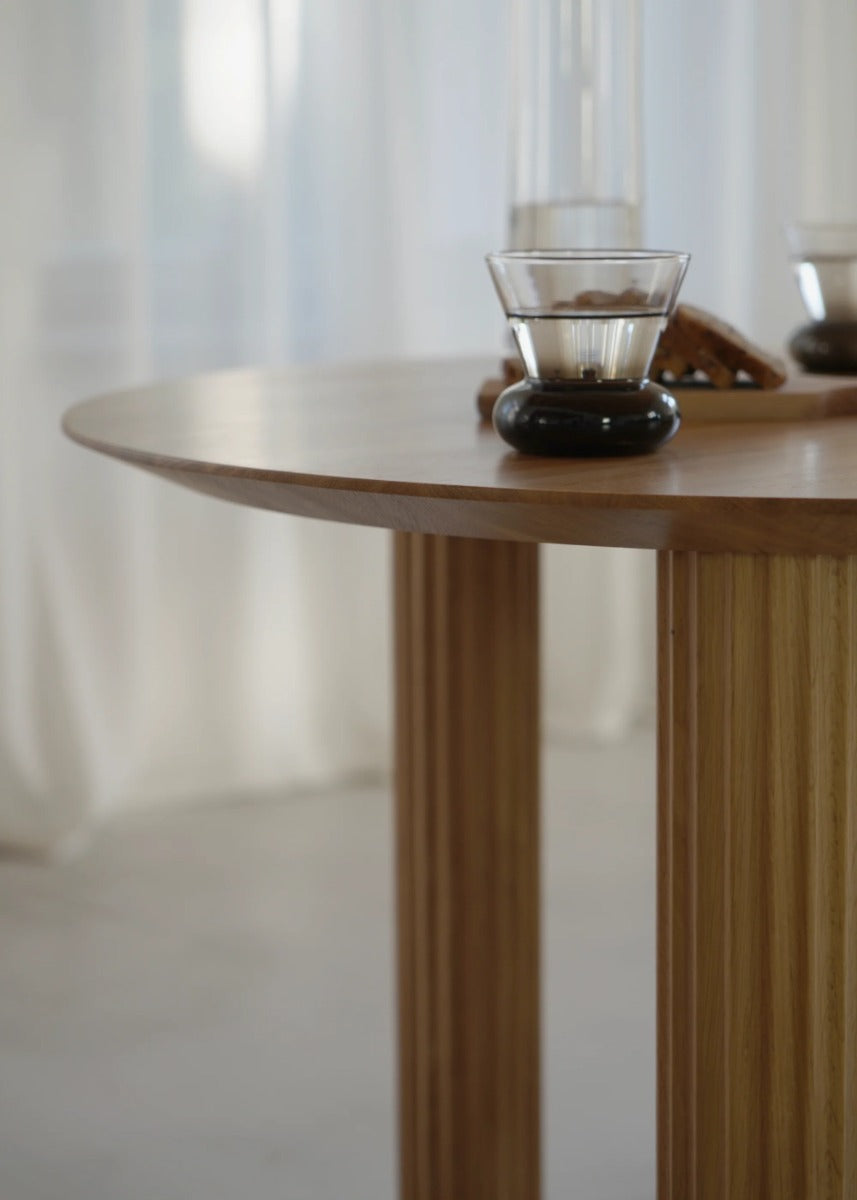 Eleganter Holz-Cafeteriatisch FILR90 von Tamo, rechteckig, ideal für gesellige Runden in Esszimmern und Cafés, mit natürlicher Holzoptik.