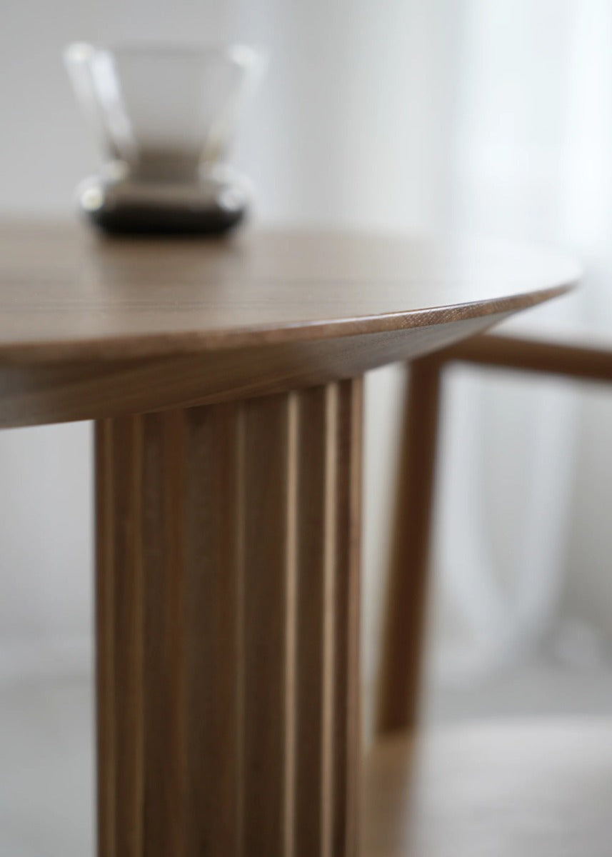Eleganter Holz-Cafeteriatisch Filar FILR90, ideal für stilvolle Essbereiche und gesellige Runden, mit zeitgemäßem Design.