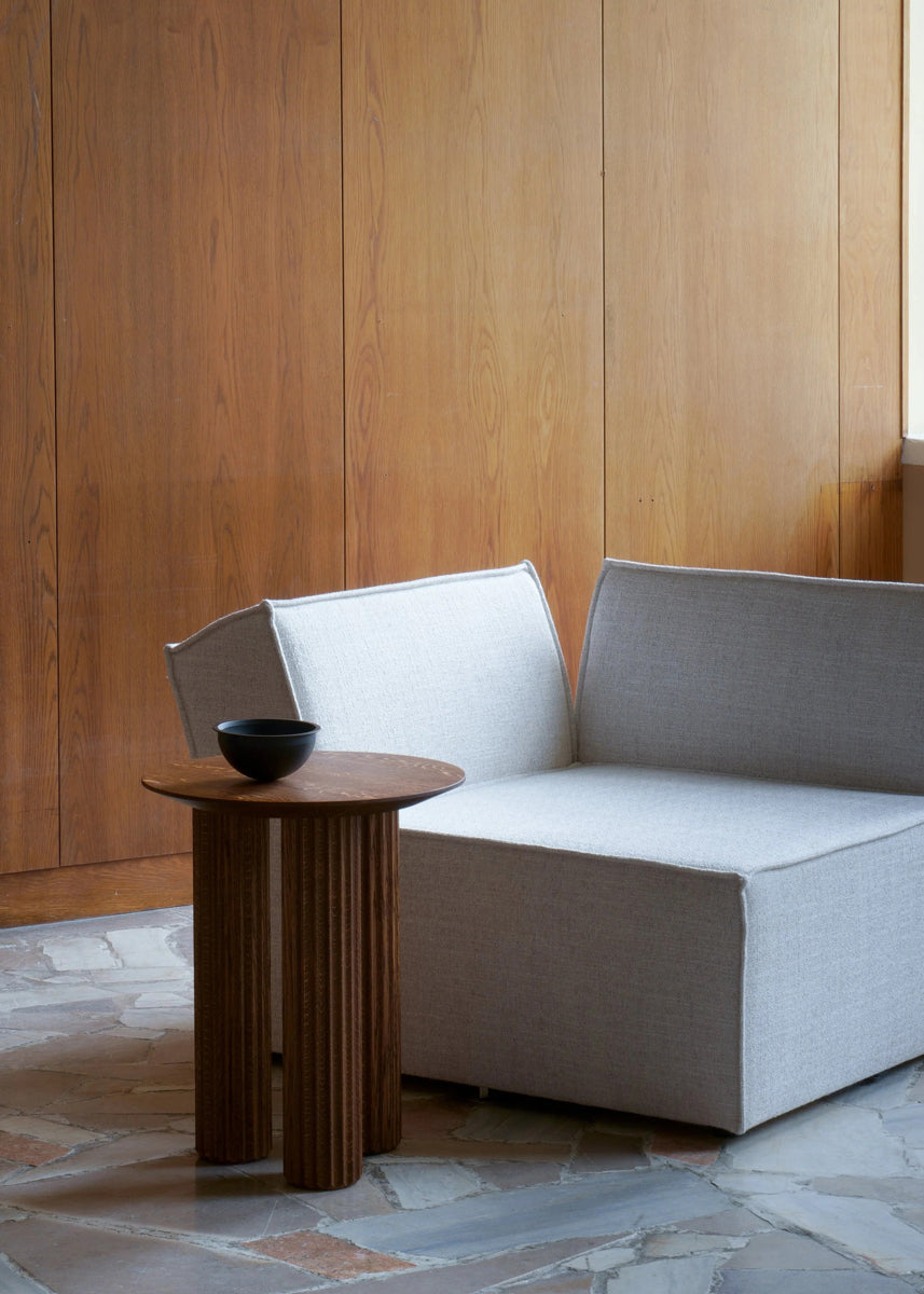 Moderner Beistelltisch FILR100 aus Holz von Tamo, rechteckig, mit minimalistischer Ästhetik und harmonischen Holzfarben für einladende Wohnambiente.