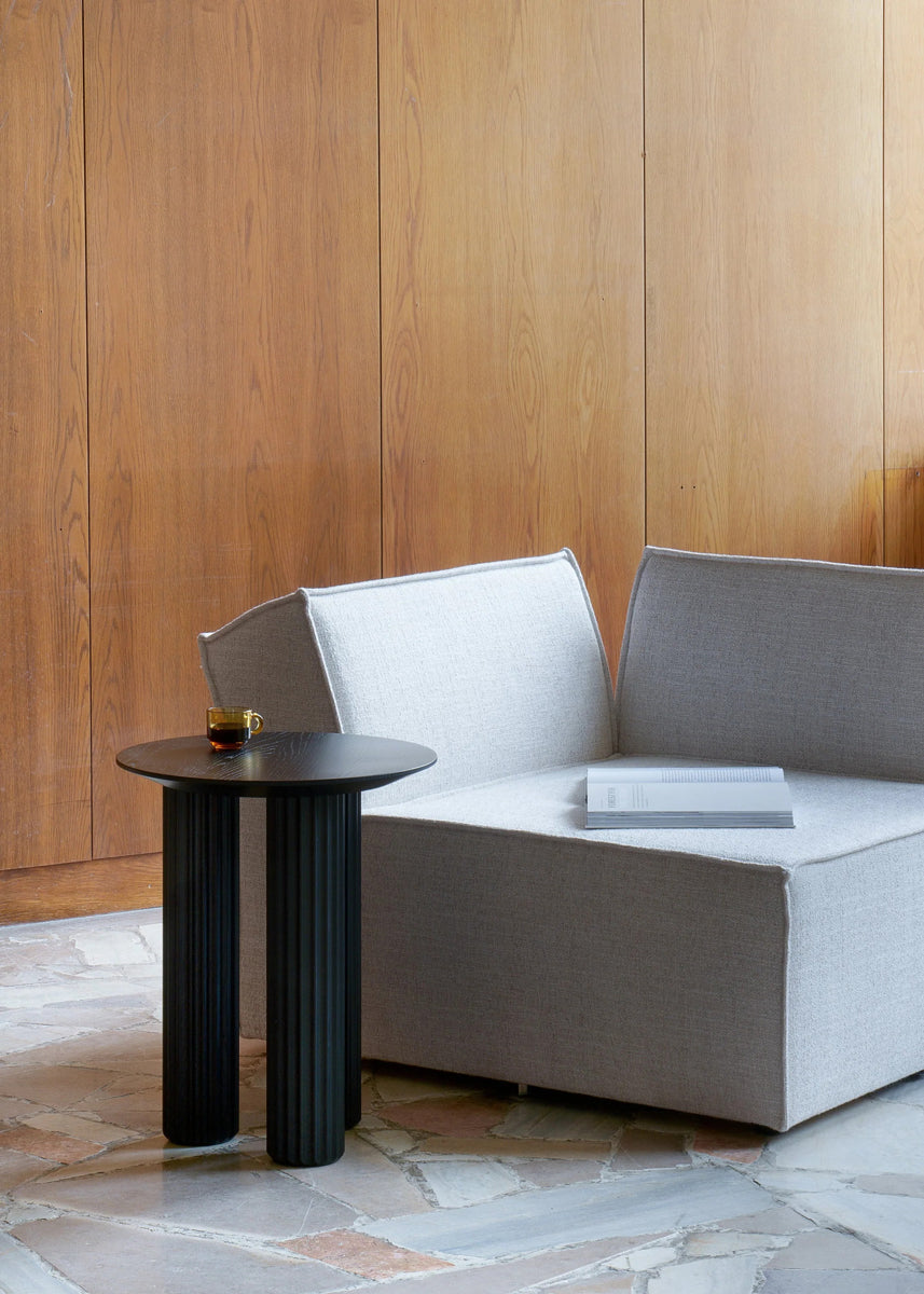 Eleganter Holz-Beistelltisch Filar FILR42 von Tamo, ideal für moderne Interieurs, vereint Funktionalität und ästhetisches Design.
