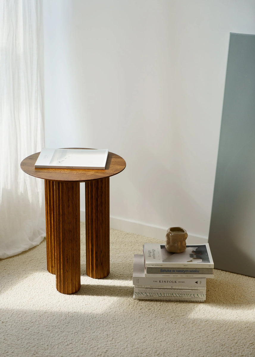 Eleganter Holz-Beistelltisch Filar FILR42 von Tamo, ideal für moderne Wohnräume und vielseitig einsetzbar als Ablagefläche.