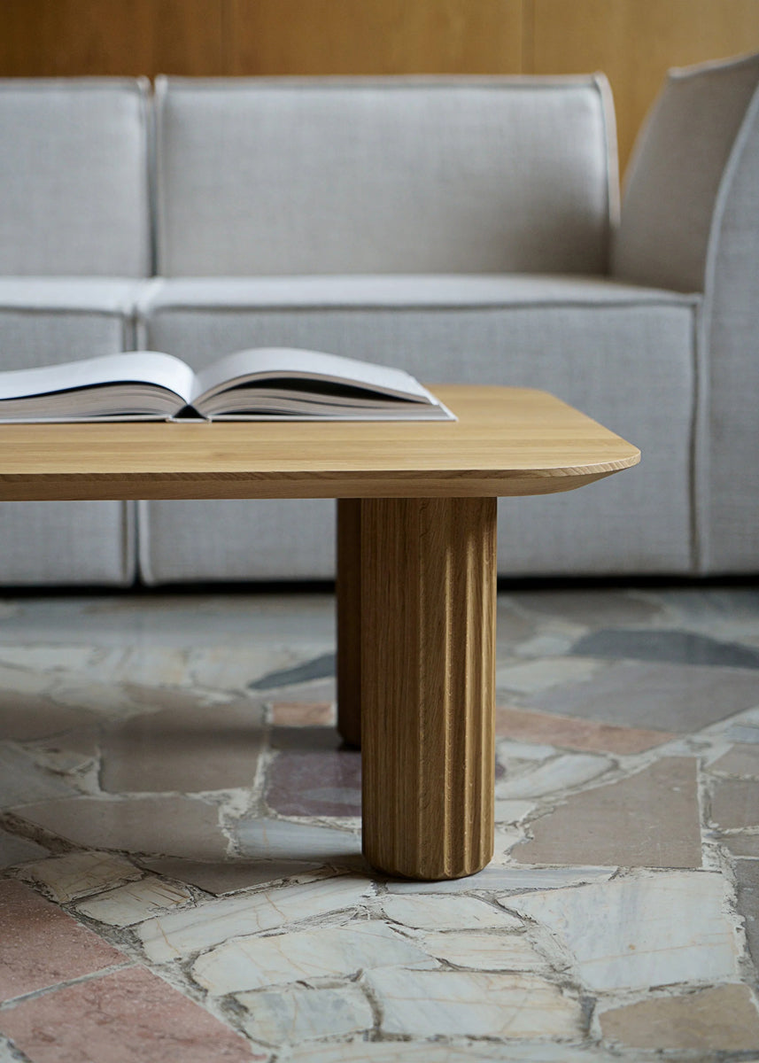 Eleganter Holz-Beistelltisch Filar FILR42 von Tamo, ideal für moderne Wohnräume und vielseitig einsetzbar als Ablagefläche.
