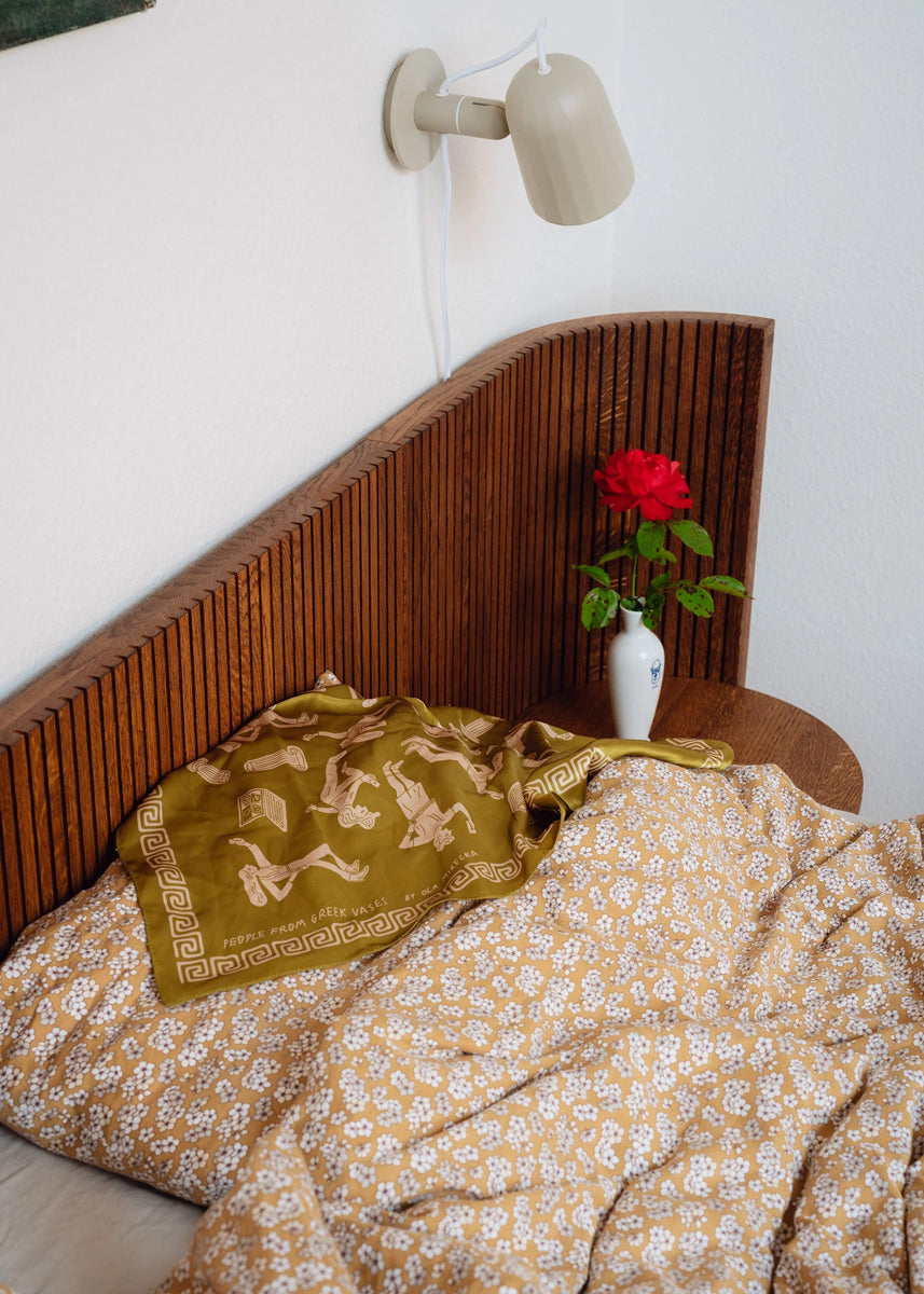 Stilvolles Holzbett Hug HGB160 von Tamo, mit sanften Kurven und natürlichem Finish, perfekt für ein modernes Schlafzimmer.