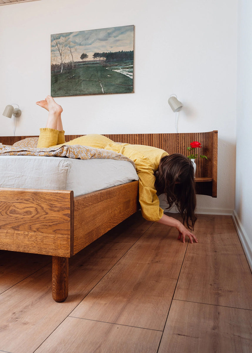 Elegantes Holzbett Hug HGB180 von Tamo, das durch sein stilvolles, gepolstertes Kopfteil und die schlichte Ästhetik besticht.