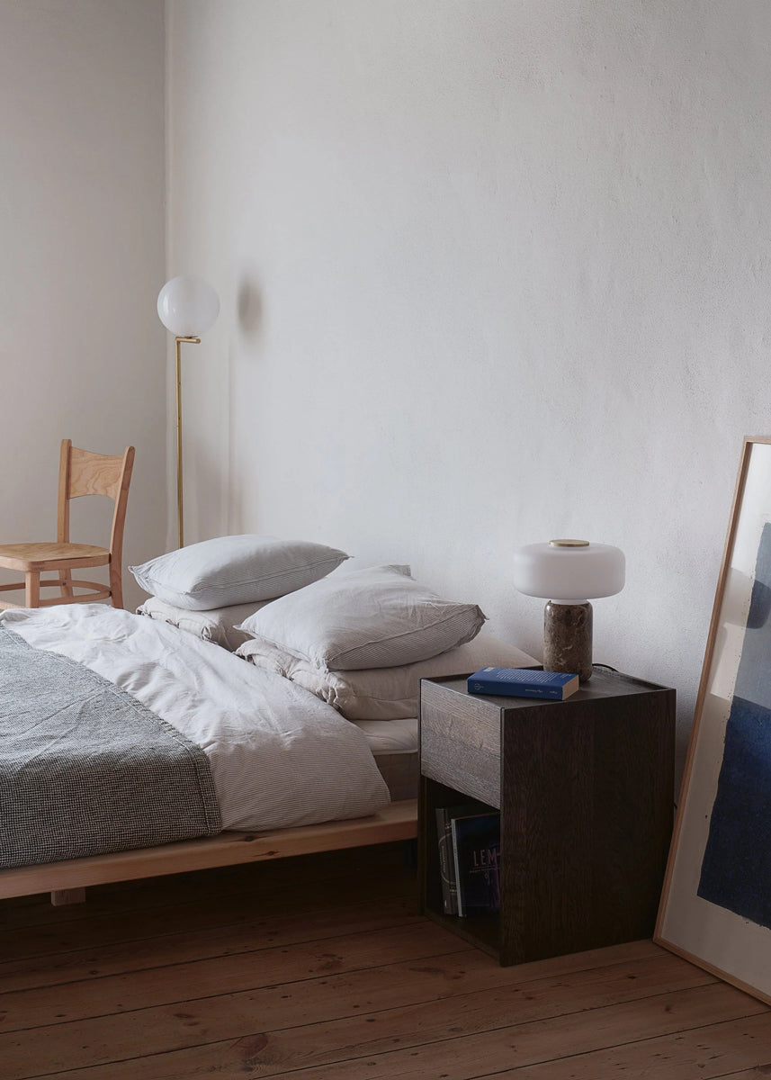 Eleganter Nachttisch Kari KRI01 von Tamo, aus hochwertigem Holz, ideal für ein modernes und stilvolles Schlafzimmerdesign.