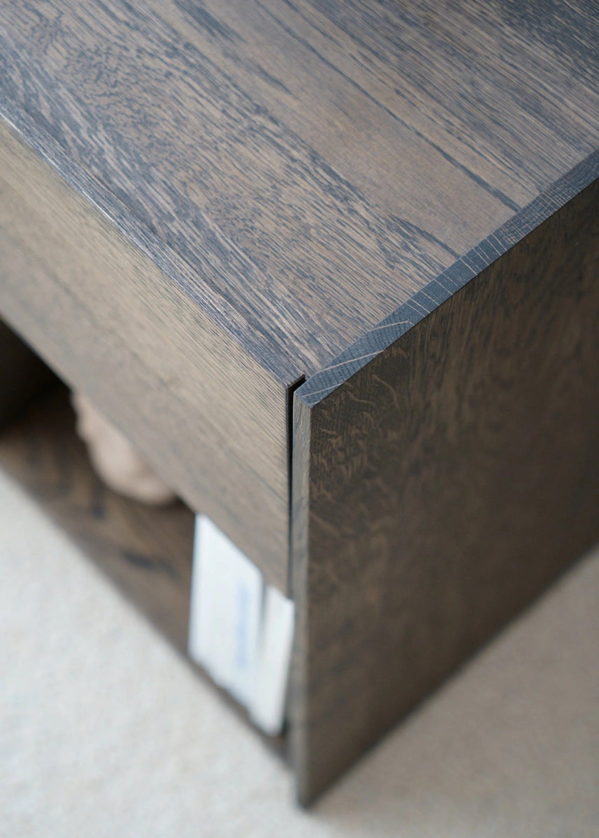 Stilvoller Nachttisch Kari KRI01 von Tamo, gefertigt aus edlem Holz, perfekt für eine harmonische Schlafzimmergestaltung.