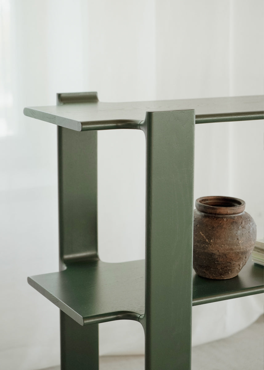 Elegantes Holzregal Ligo LGB1112 von Tamo, perfekt für die stilvolle Präsentation und Organisation Ihrer Lieblingsstücke im Wohnraum.