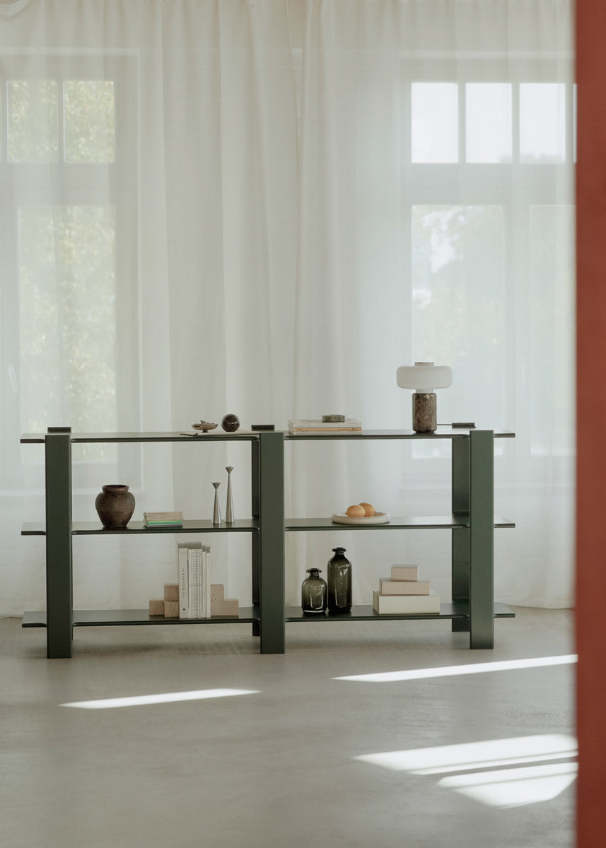 Elegantes Holzregal Ligo LGB1112 von Tamo, perfekt für die stilvolle Präsentation und Organisation von Büchern und Deko-Elementen.