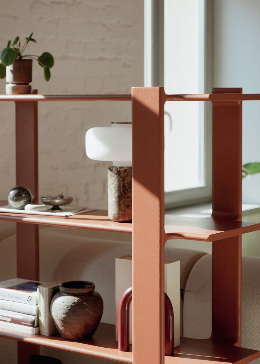 Modernes Standregal Ligo LGB1112 aus hochwertigem Holz von Tamo, ideal zur stilvollen Aufbewahrung und Dekoration in jedem Raum.