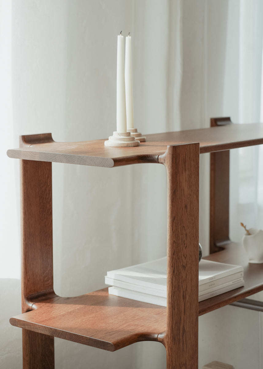 Elegantes Holzregal Ligo LGB1112 von Tamo, perfekt für die stilvolle Präsentation und Organisation von Büchern und Deko-Elementen.