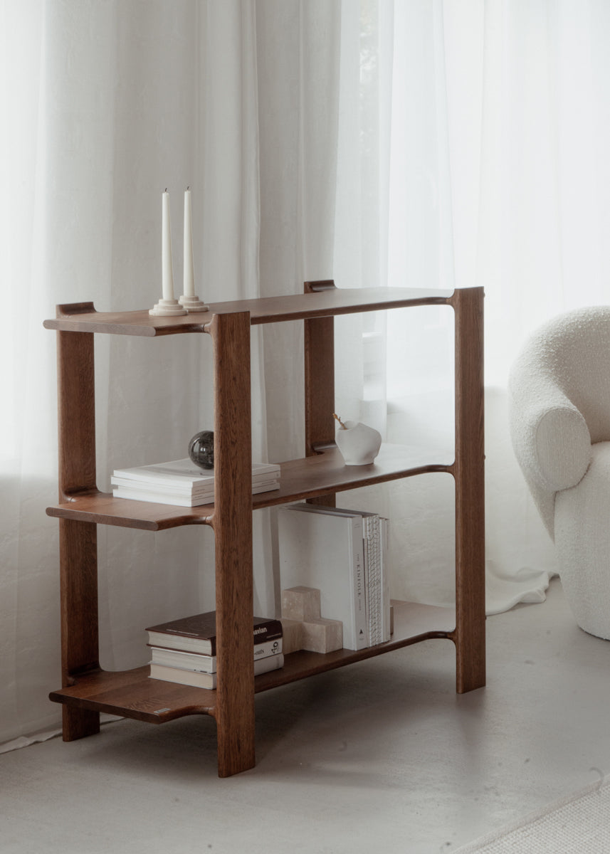 Modernes Standregal Ligo LGB1112 aus Holz von Tamo, ideal zur stilvollen Aufbewahrung und Präsentation von Wohnaccessoires und Büchern.