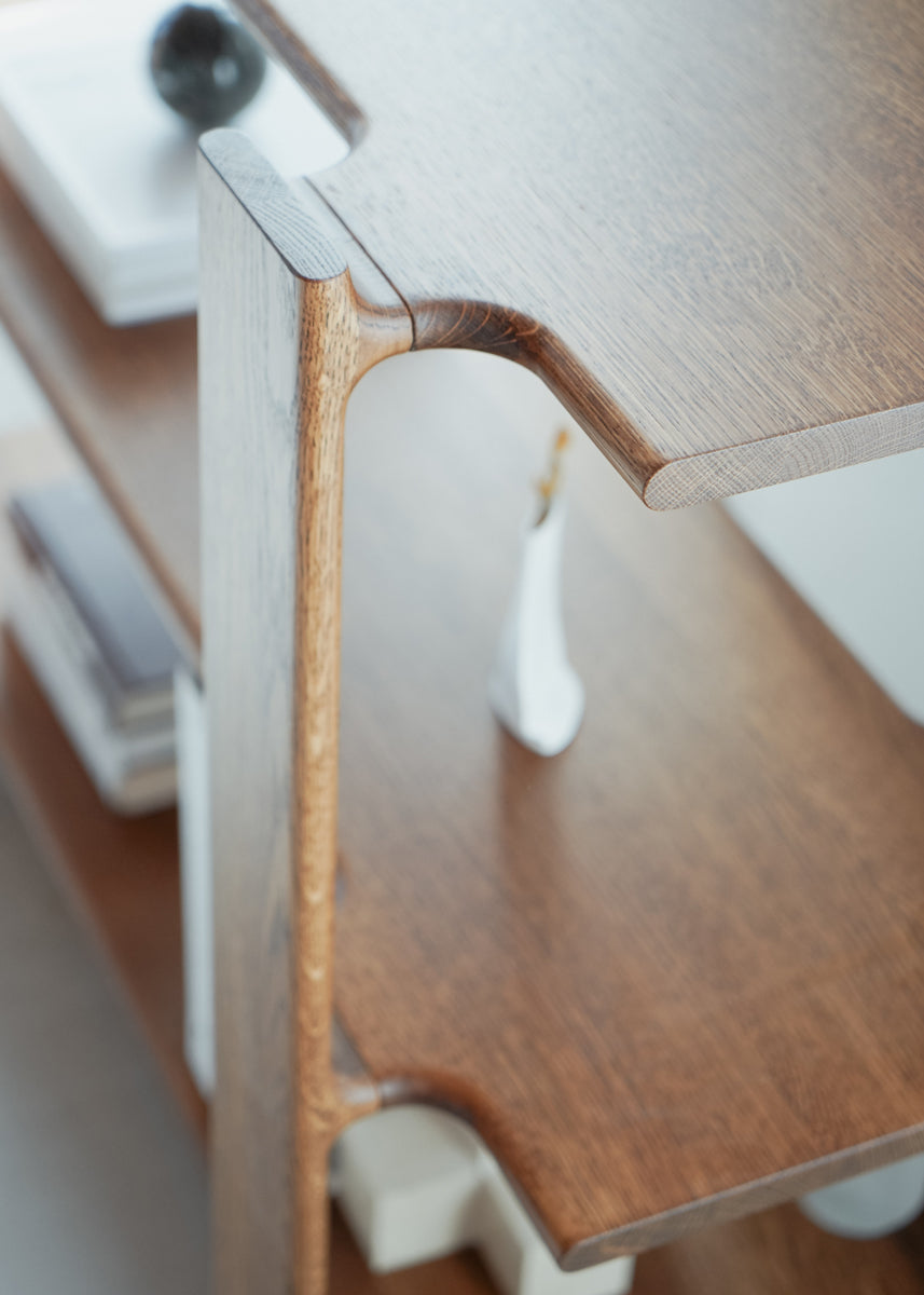 Elegantes Holzregal Ligo LGB1112 von Tamo, perfekt für die stilvolle Organisation und Präsentation Ihrer Lieblingsstücke im Wohnbereich.