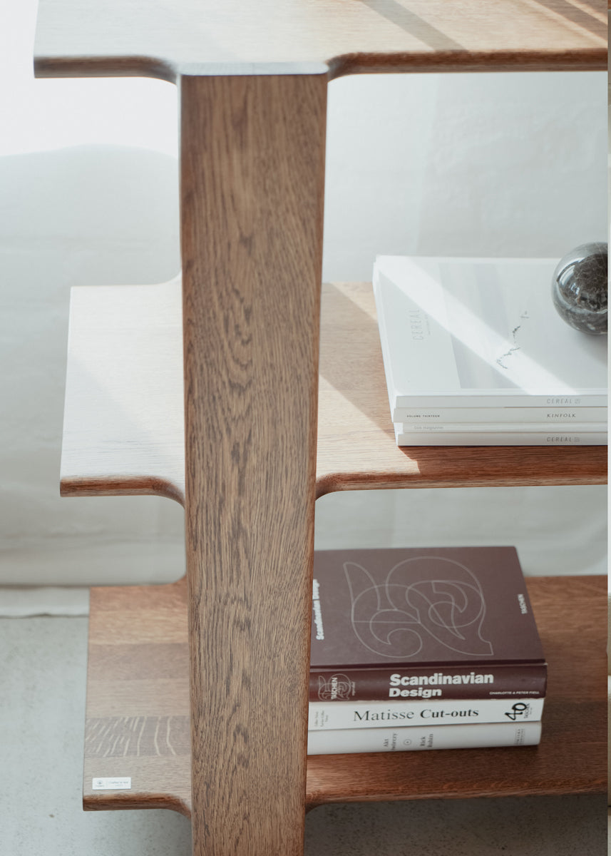 Elegantes Holzregal Ligo LGB1112 von Tamo, perfekt für die stilvolle Präsentation von Büchern und Deko-Elementen in jedem Wohnraum.
