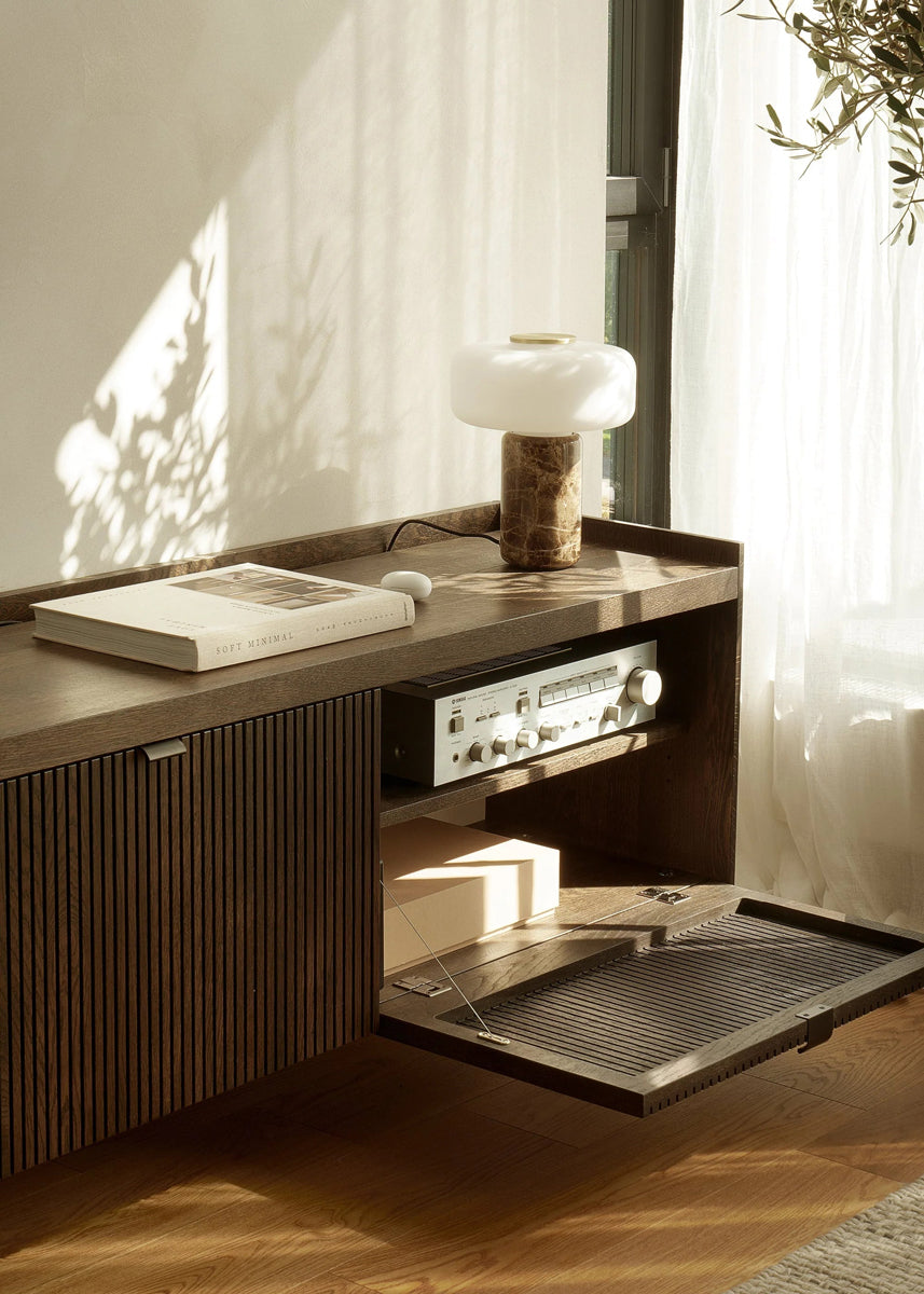 Moderner TV-Schrank Meda MDA02 von Tamo, kombiniert elegantes Design mit robusten Materialien für ein stilvolles Ambiente.
