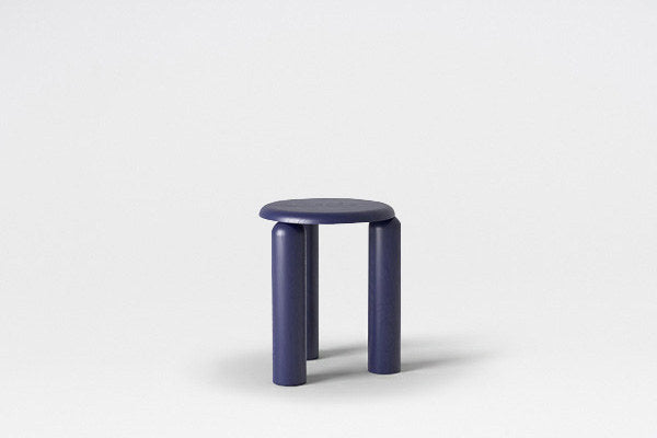 Beistelltisch Neo von Tamo aus massivem Eichenholz, Farbe Eiche Natur, mit quadratischer, minimalistischer Form auf schlanken Holzbeinen.