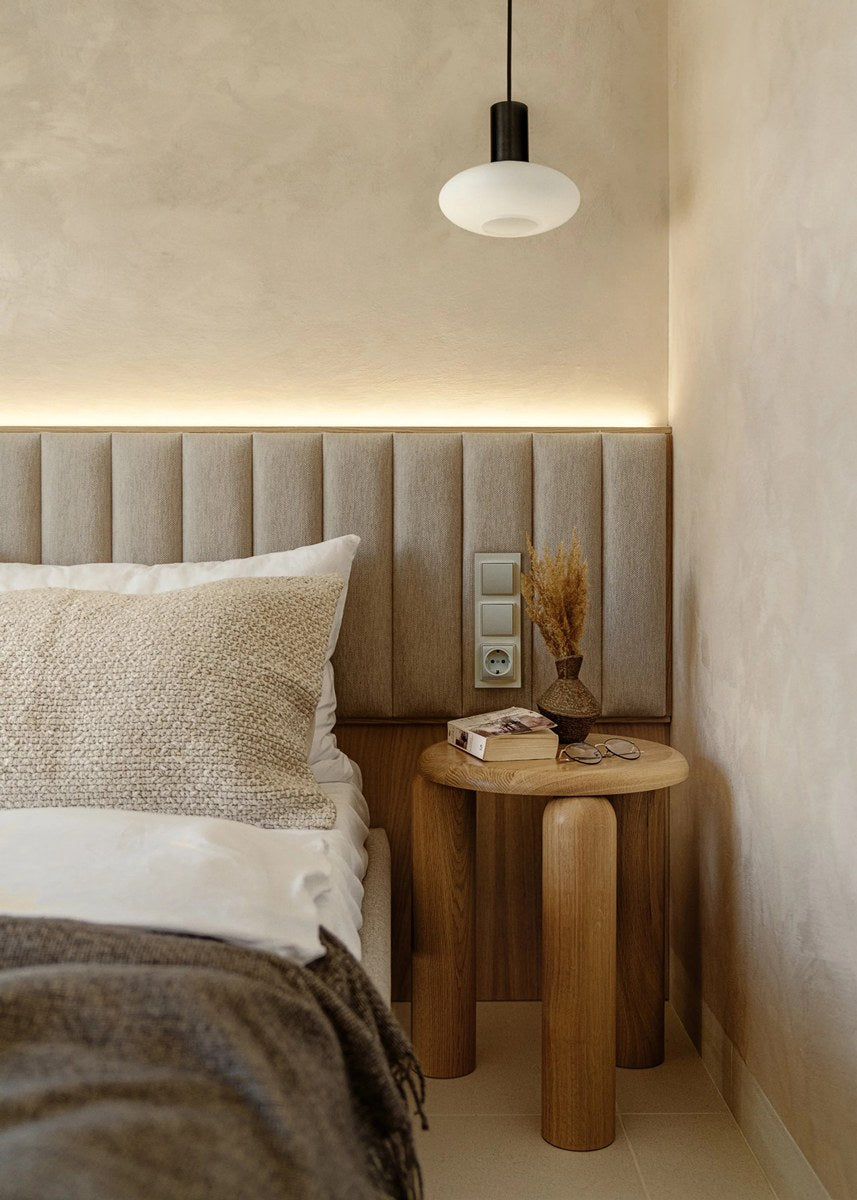 Beistelltisch Neo von Tamo aus massivem Eichenholz, Farbe Eiche Natur, mit quadratischer, minimalistischer Form auf schlanken Holzbeinen.