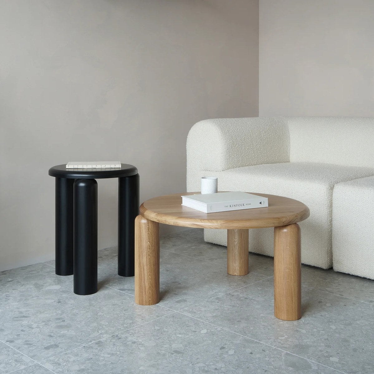 Beistelltisch Neo von Tamo aus massivem Eichenholz, Farbe Eiche Natur, mit quadratischer, minimalistischer Form auf schlanken Holzbeinen.