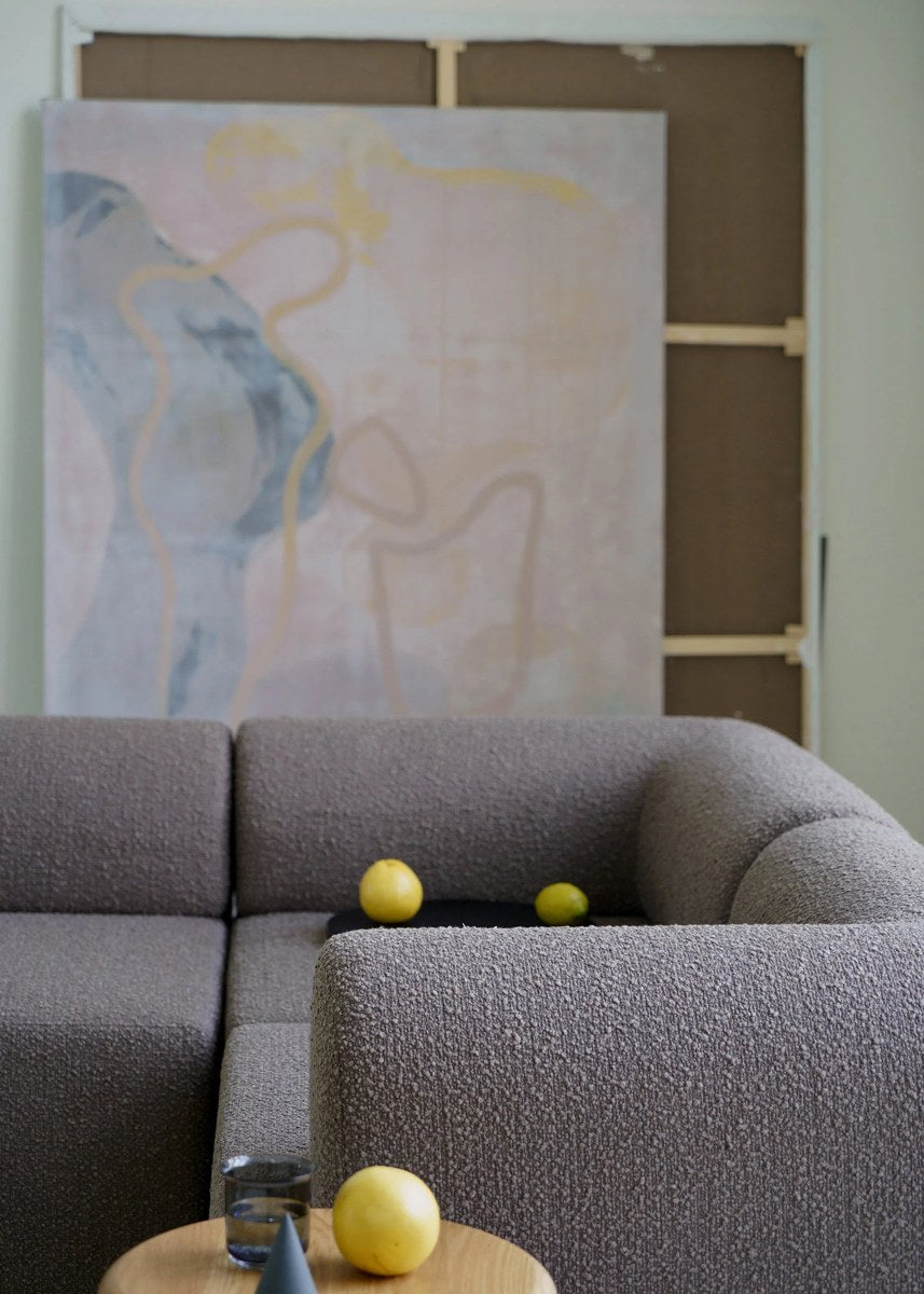 Modulares Sofa Tori von Tamo in Anthrazit mit gepolsterter Sitzfläche, abgerundeter Rückenlehne und Kunststofffüssen.