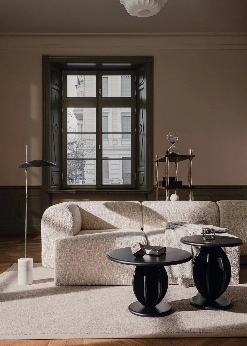 Modulares Sofa Tori von Tamo in Anthrazit mit gepolsterter Sitzfläche, abgerundeter Rückenlehne und Kunststofffüssen.
