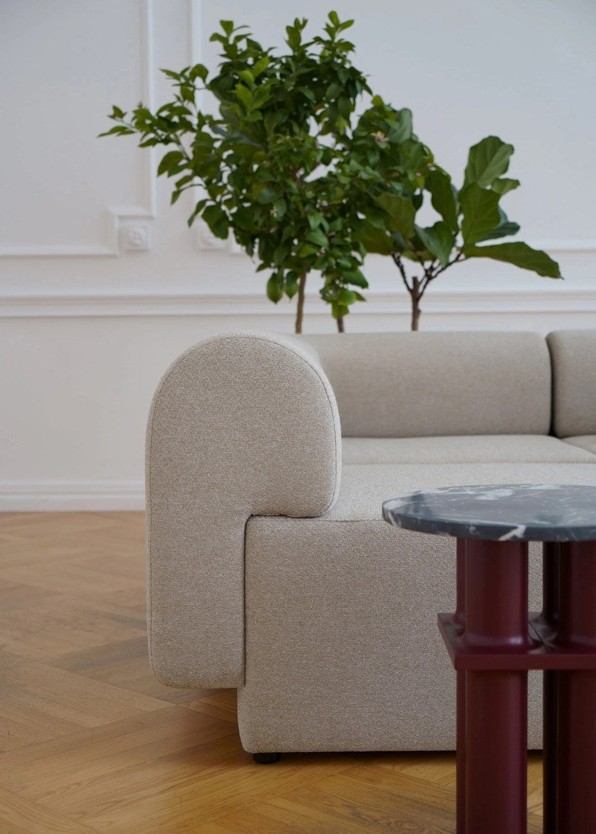 Modulares Sofa Tori von Tamo in Anthrazit mit gepolsterter Sitzfläche, abgerundeter Rückenlehne und Kunststofffüssen.