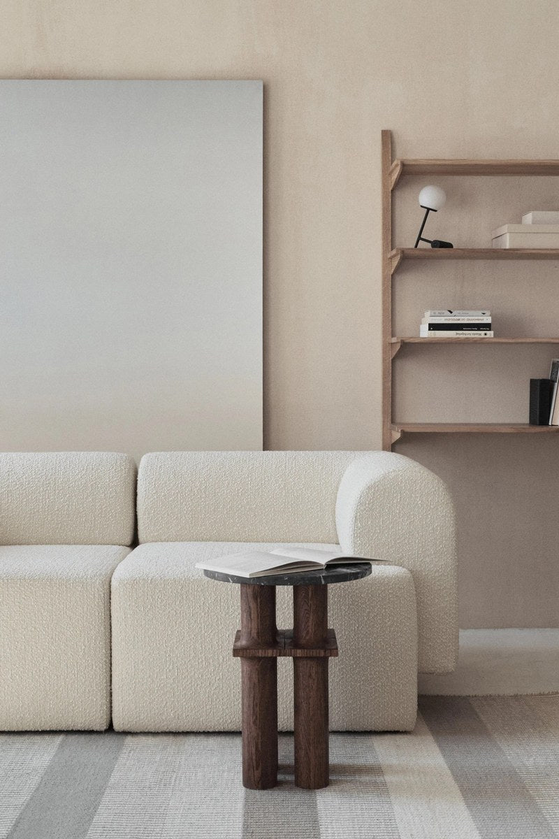Modulares Sofa Tori von Tamo in Anthrazit mit gepolsterter Sitzfläche, abgerundeter Rückenlehne und Kunststofffüssen.
