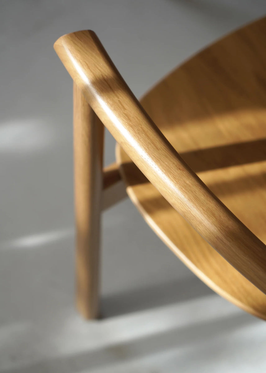 Eleganter Holzstuhl Elipsa EPS02 von Tamo, ausgestattet mit geschwungenen Armlehnen, perfekt für stilvolle und komfortable Sitzbereiche.