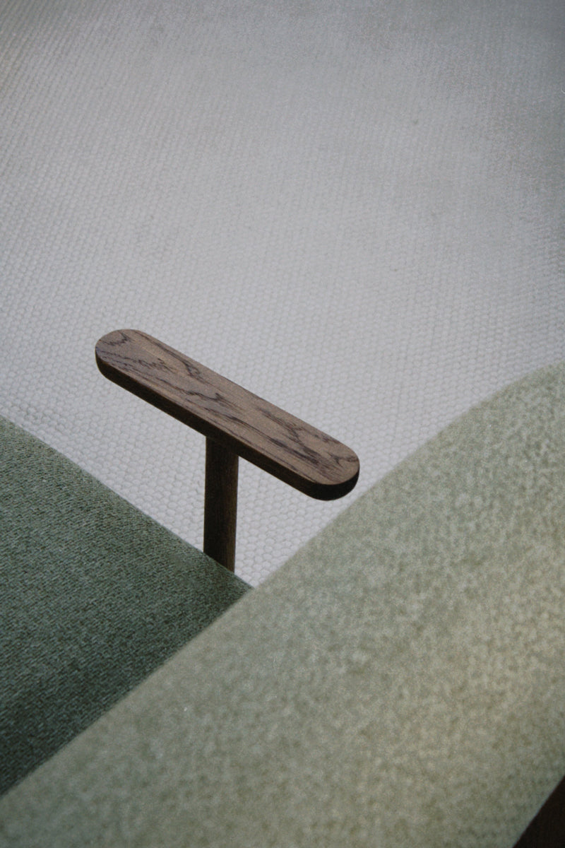 Eleganter Kivo KIV01 Sessel von Tamo, harmonische Farbgebung, geschwungene Form und bequeme Polsterung, ideal für stilvolle Wohnräume.
