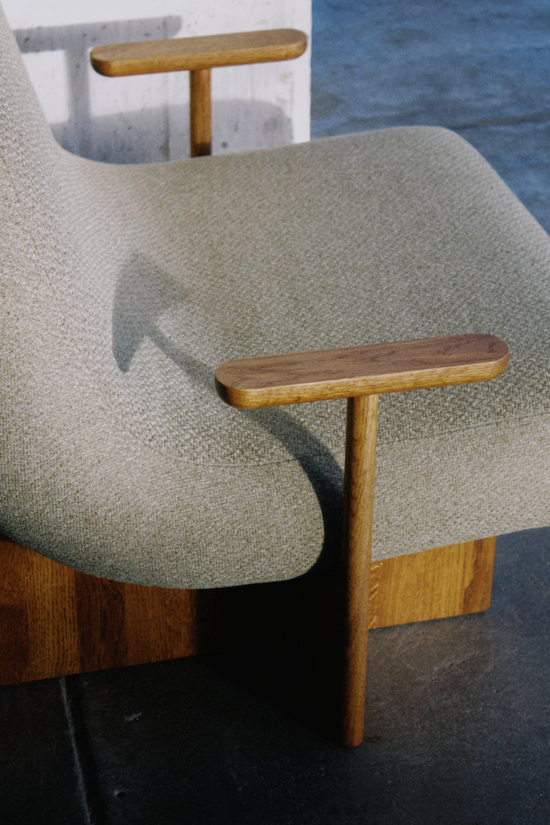 Eleganter Kivo KIV01 Sessel von Tamo, der durch seine moderne Ästhetik und bequeme Polsterung ideal für stilvolle Wohnräume ist.