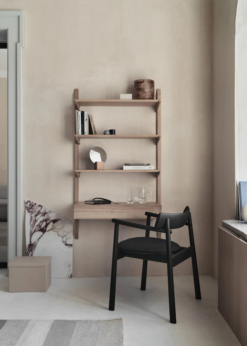 Stilvoller Holzregalboden Noki NKI166S von Tamo, perfekt für individuelle Wanddekoration und zur Präsentation von persönlichen Schätzen.