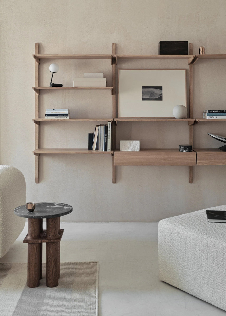 Eleganter Holzfachboden Noki NKI166S von Tamo, ideal für kreative Wandgestaltungen und zur stilvollen Präsentation von Wohnaccessoires.