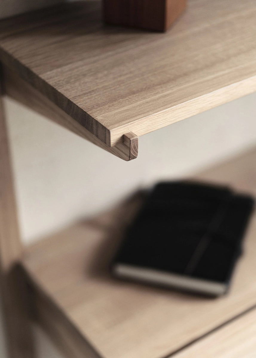Elegantes Wandregal Noki NKI85S aus edlem Holz, ideal zur stilvollen Präsentation von Büchern und persönlichen Schätzen.