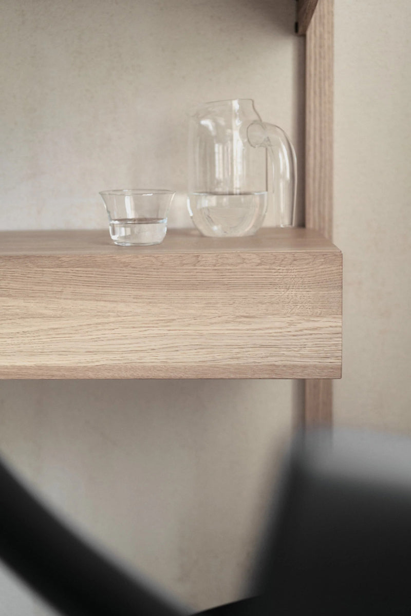Stilvolles Wandregal Noki NKI85S aus hochwertigem Holz, perfekt für die ansprechende Aufbewahrung und Präsentation von Dekoration und Büchern.