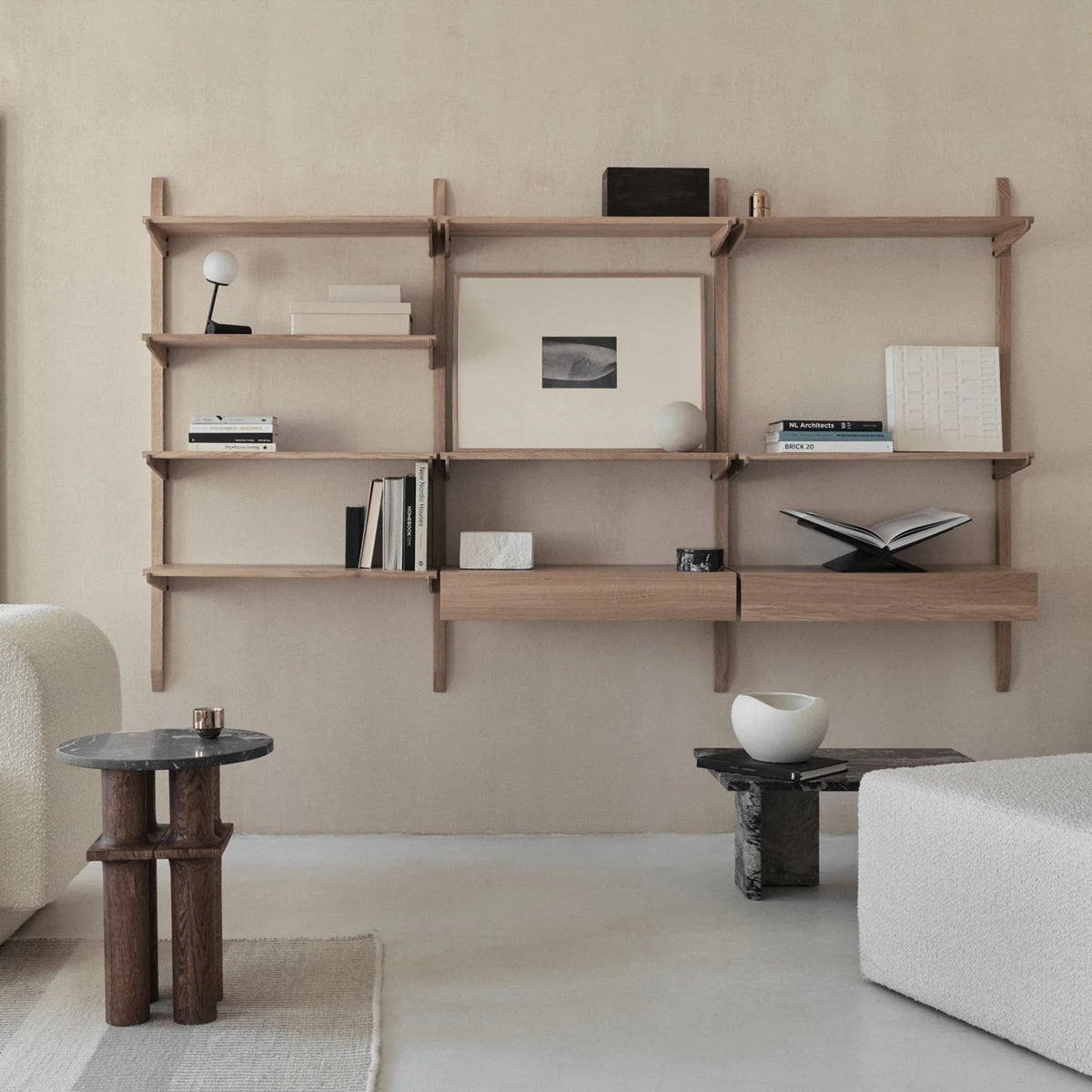 Eleganter Holzfachboden Noki NKI166D von Tamo, ideal für individuelle Wanddekorationen und harmonische Wohnambiente in warmen Holzfarben.