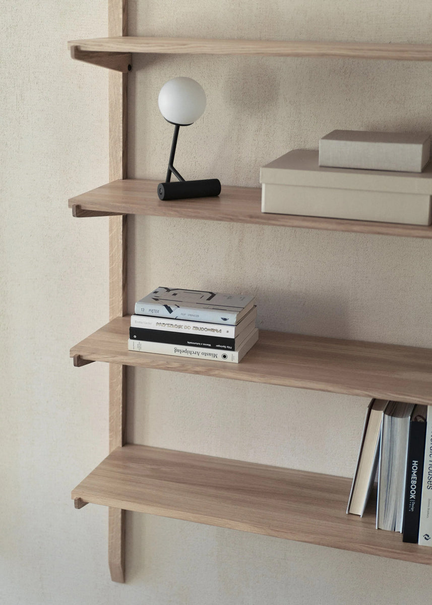 Stilvolles Wandregal Noki NKI247D aus edlem Holz, perfekt für moderne Wohnräume und zur Präsentation von persönlichen Schätzen.
