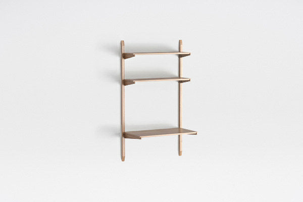Wandmontiertes Holzregal Noki aus massivem Eichenholz in Eiche Natur mit offenen Fachböden, modularer Aufbau, Hersteller Tamo.