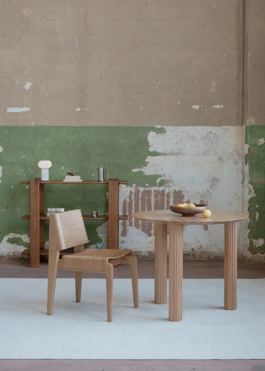 Eleganter Undia UND01 Stuhl von Tamo, der mit seinem minimalistischen Design und der stilvollen Polsterung jeden Wohnraum aufwertet.