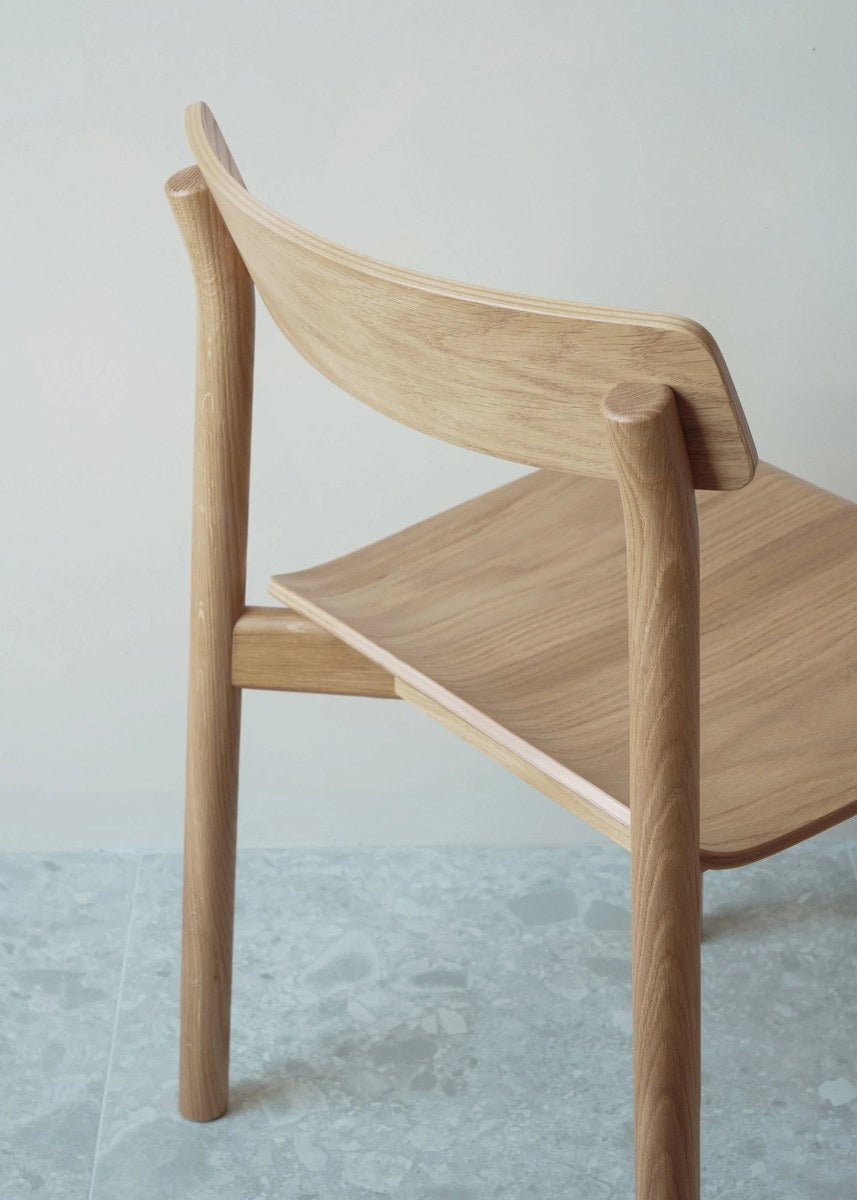 Stuhl Arche von Tamo mit Gestell und Sitzfläche aus massivem Eichenholz, gebeizt und lackiert, klassische Formgebung mit konturierter Rückenlehne.