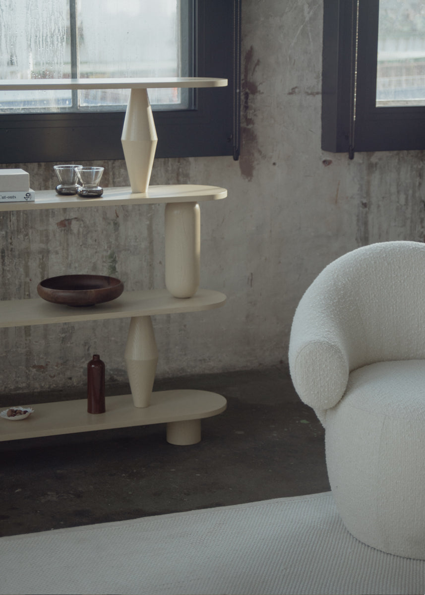 Moderner Drehsessel Conva RPS01 von Tamo, ideal für stilvolle Wohnräume, vereint Komfort und elegantes Design für entspannte Stunden.