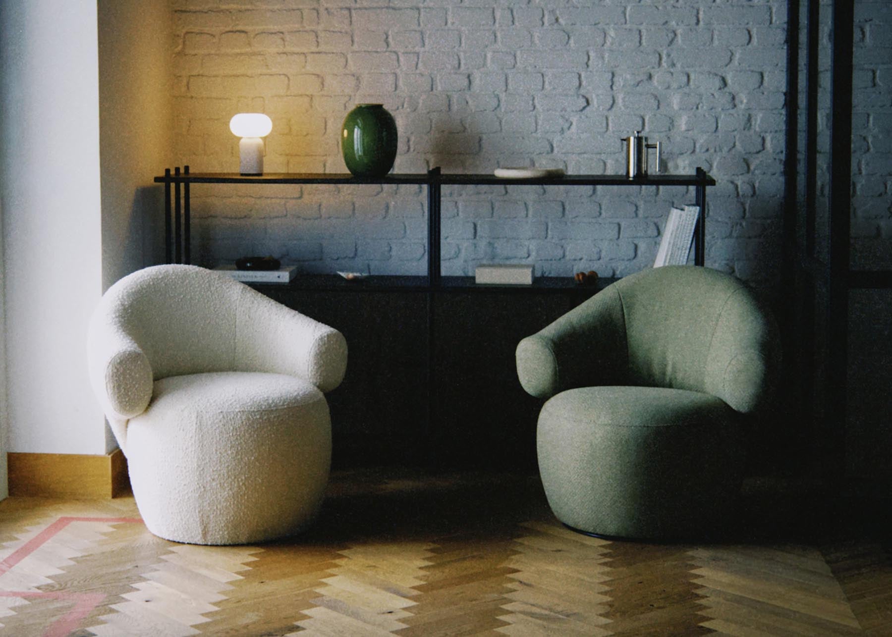 Eleganter Drehsessel Conva RPS01 von Tamo, perfekt für moderne Interiors, bietet hohen Sitzkomfort und ein ansprechendes, zeitgemäßes Design.
