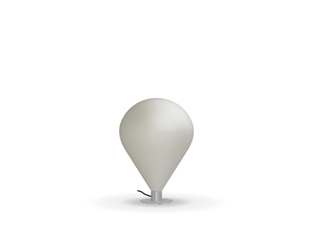 Lampe Ely ELY01 als stilvolle Tischleuchte auf hellen Holztisch platziert, modernes Gebilde aus Metall und Glas, warmes Licht, zeitloses Design in neutralen Tönen.