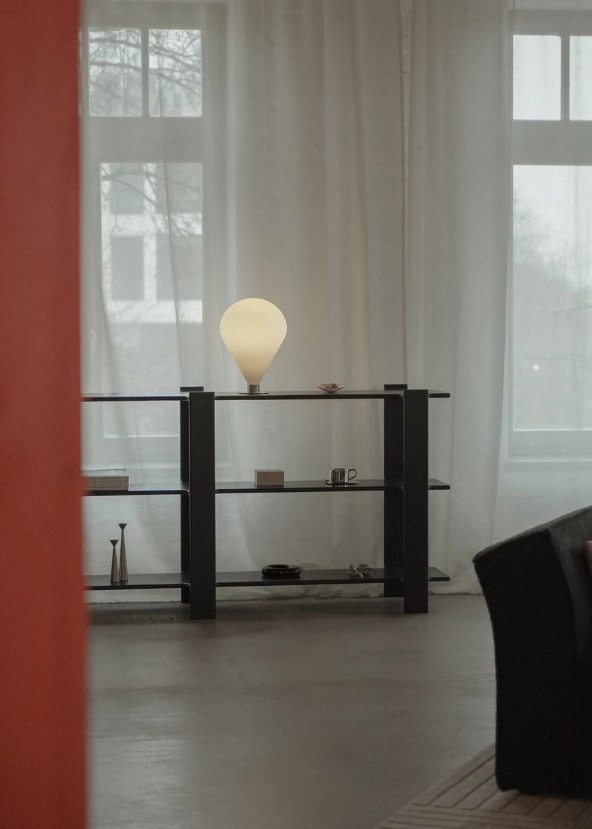 Elegante Ely ELY01 Tischleuchte von Tamo, die modernes Design mit warmem Licht vereint und jeden Raum stilvoll aufwertet.