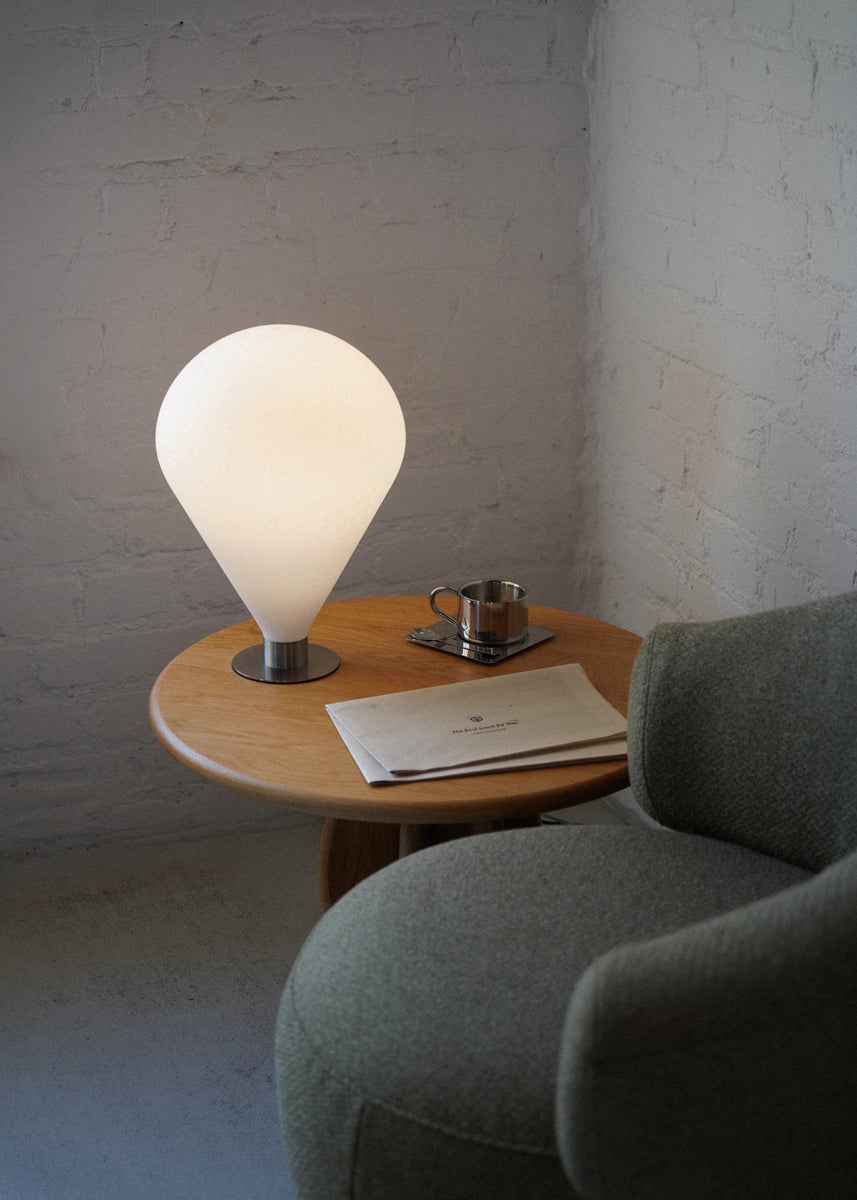Stilvolle Tischleuchte Ely ELY01 von Tamo, die durch ihr modernes Design und sanftes Licht eine gemütliche Atmosphäre schafft.