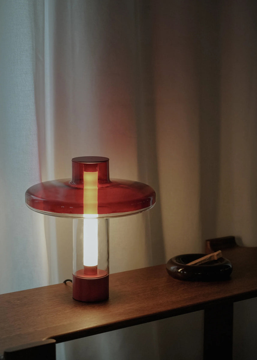 Elegante Nevo NVO01 Tischleuchte von Tamo, die mit ihrem geschwungenen Stil und sanften Lichtakzenten jeden Raum stilvoll bereichert.