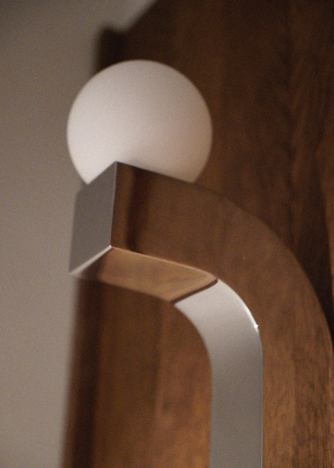 Elegante Wandleuchte Pallia PLIA01 von Tamo, die durch ihr schlichtes Design und sanfte Lichtverteilung eine stilvolle Atmosphäre schafft.