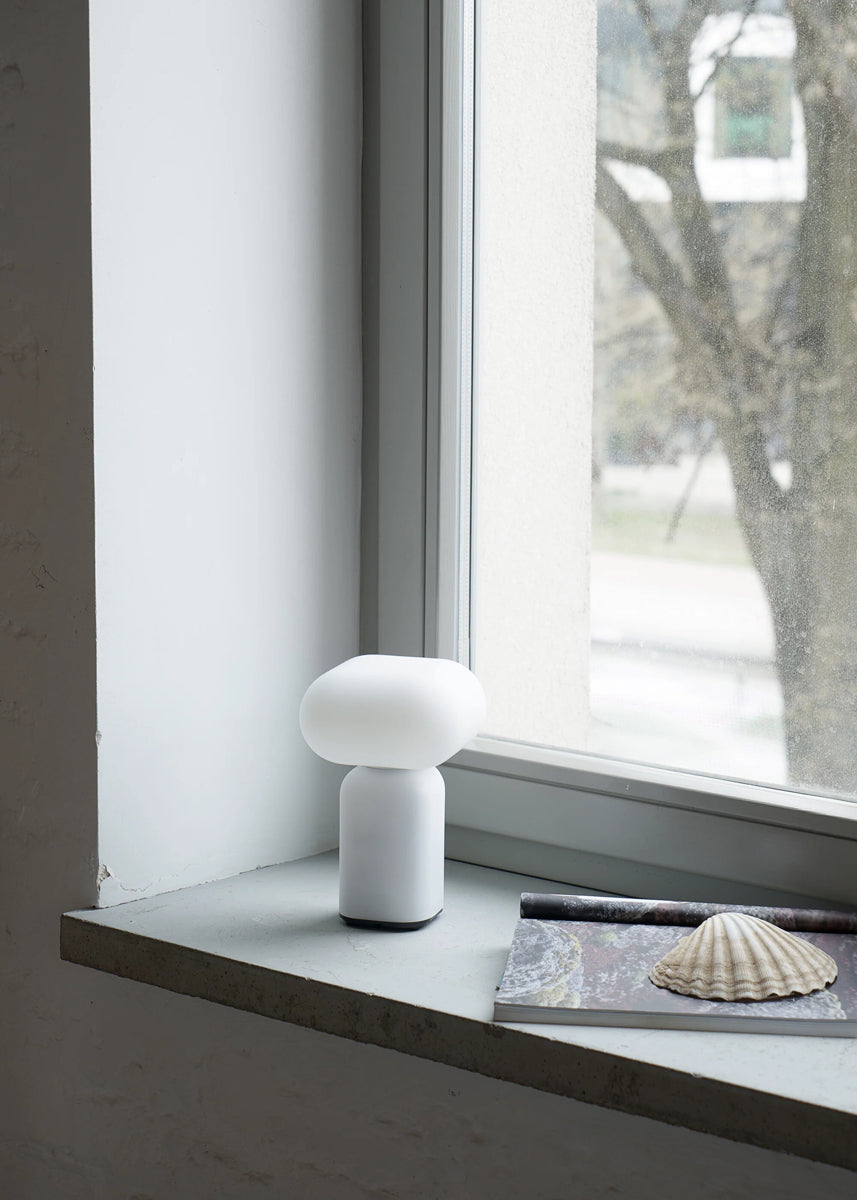 Elegante Velis VLS01 Tischleuchte von Tamo, mit minimalistischer Form und harmonischem Lichtdesign für stilvolle Akzente.