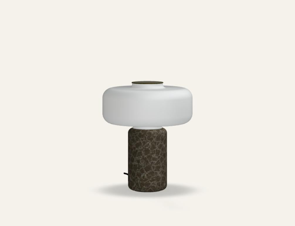 Tamo Fonte FNT01 Tischleuchte in modernem Stil, zylindrischer Lampenschirm, helle Textur, Holz- oder Metallbasis, warmes Licht, elegant minimalistisch, ideal als Akzent im Wohnzimmer oder Schlafzimmer.