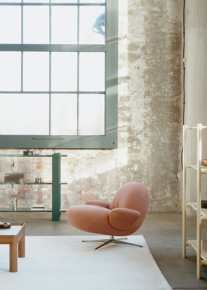 Eleganter Baoza BAO01 Sessel von Tamo, mit stilvollem, runden Design und komfortabler Polsterung auf einem schwenkbaren Gestell.