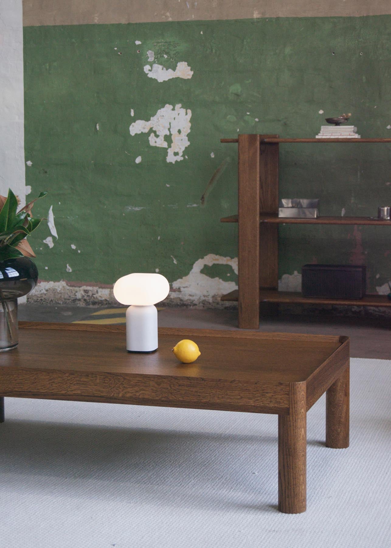 Eleganter Inset IST41 Beistelltisch von Tamo, perfekt für moderne Wohnräume, bietet praktischen Stauraum und ansprechendes Design.