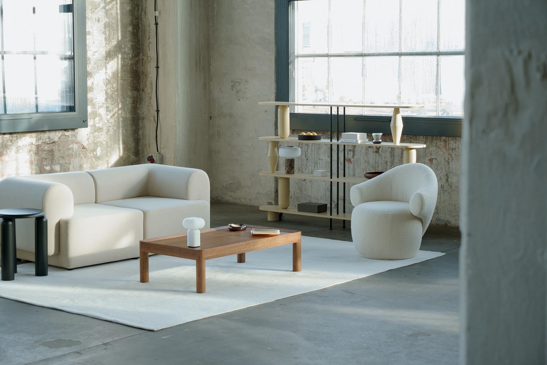 Eleganter Inset IST41 Beistelltisch von Tamo, perfekt für moderne Wohnräume, bietet eine harmonische Kombination aus Design und praktischer Nutzung.